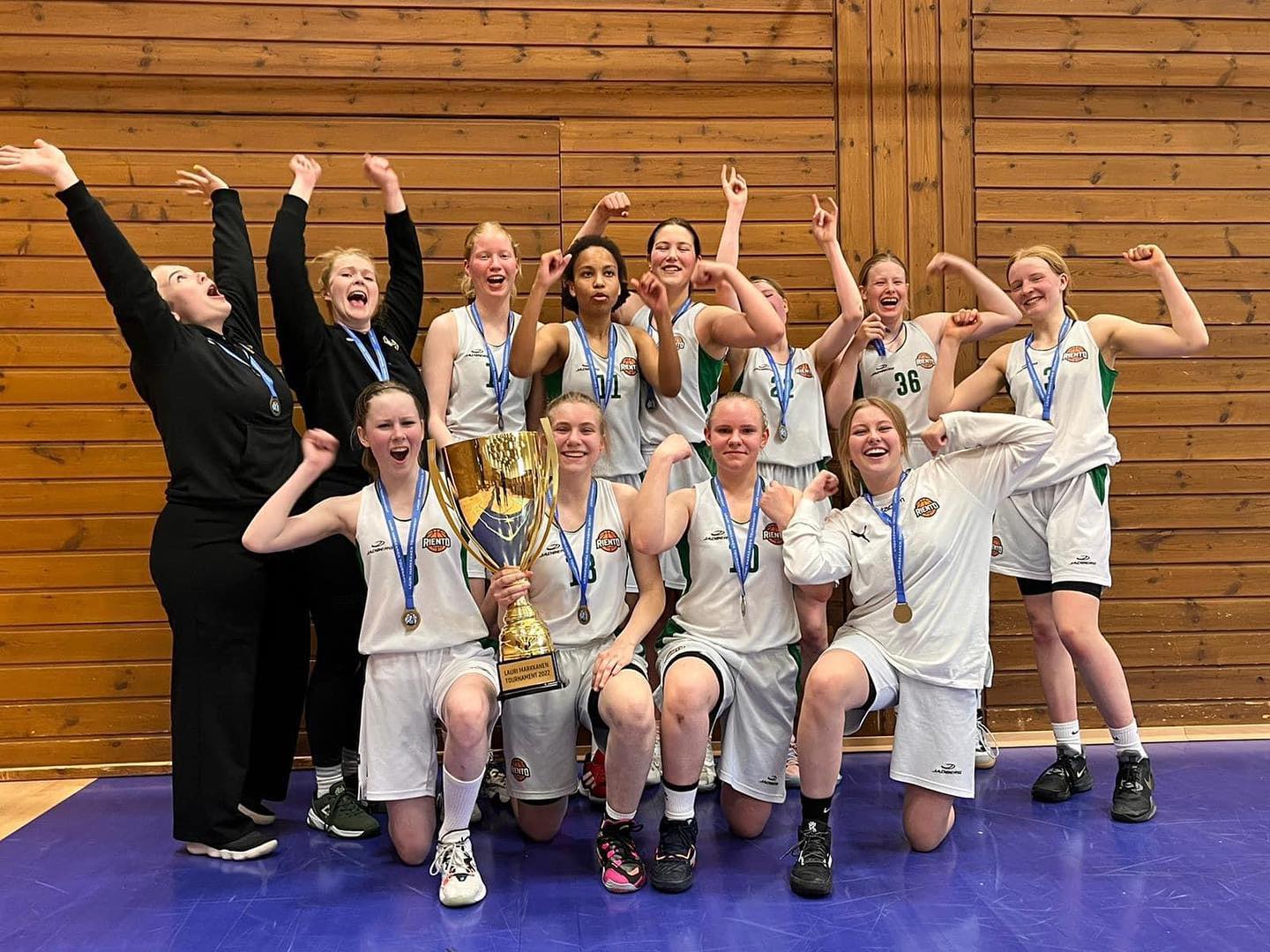 Rientojen taistossa Turun Riennon U15-tytöt voittivat Säynätsalon Riennon joukkueen @laurimarkkanentournament Elite 06-07 sarjan finaalissa!  Onnittelut kultatytöille, valmentajille ja jojolle! 🥇🥇🥇🥇🥇Jyväskylän reissua tuki OEM Finland 🚌 - Kiitos!

Våra flickor under 15 vann GULD 🥇🥇i @laurimarkkanentournament turneringens 06-07 Elite serie! Grattis till tjejerna, tränarna samt lagledarna! 🏆🥳