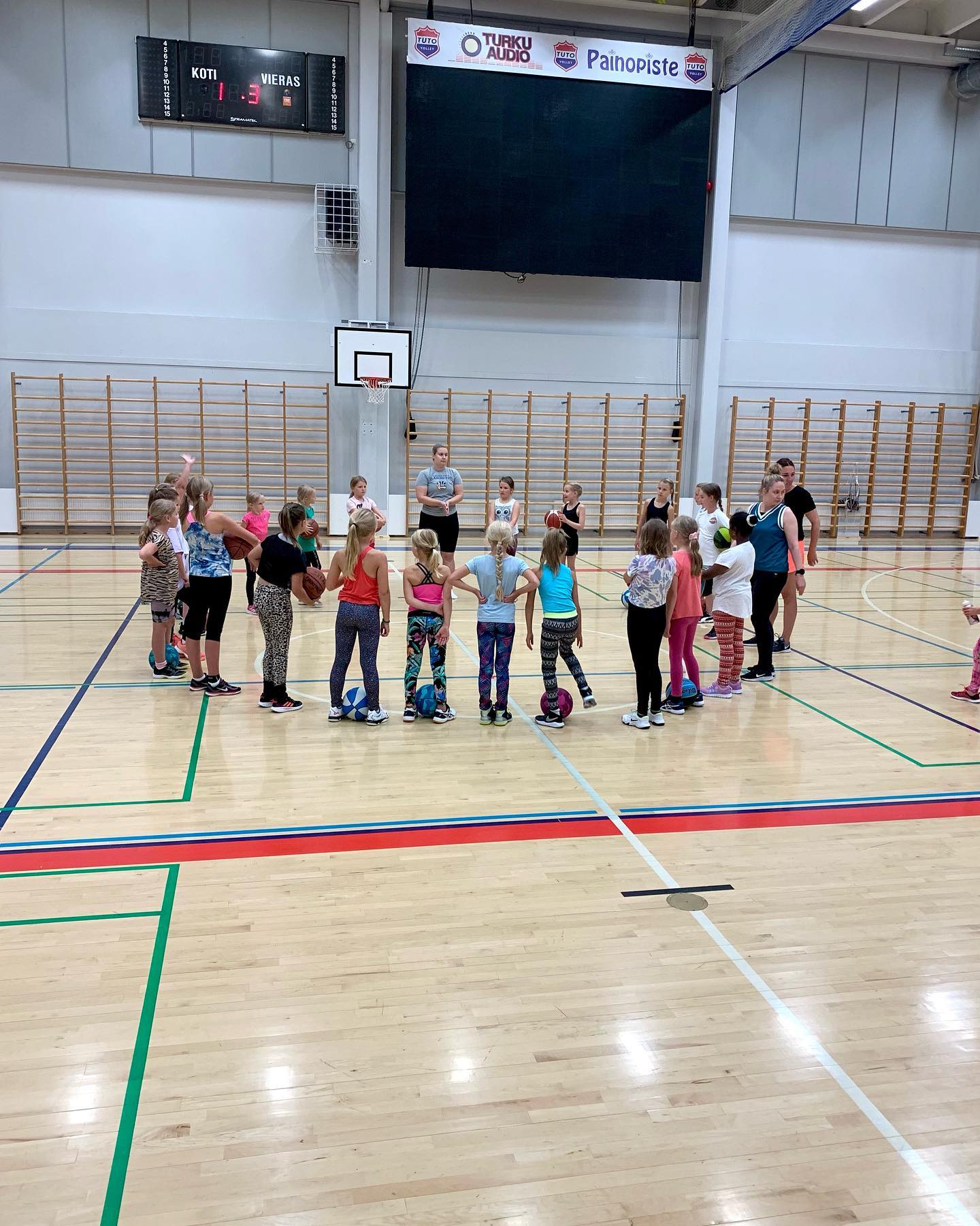 Iloksemme voimme todeta Turun Riennon Koripallon tulevaisuuden jatkuvan - hallitustyöhön löytyi uusia jäseniä! 🤩
 
Tilaa kuitenkin vielä on, joten mikäli edelleen löytyy innokkaita toiminnan kehittäjiä, uudistajia tai ihan vain tyttö- ja naiskoripallon ystäviä, niin mukaan pääsee ehdottomasti. 💚

Tulevan syksyn harjoittelua mielessä pitäen rekrytoimme myös uusia oto-valmentajia sekä yhden osa-aikaisen valmentajan toimintaamme kehittämiseksi ⛹🏼‍♀️

Lopuksi vielä lämmin kiitos jokaiselle jäsenelle sekä seuran toiminnassa kauden aikana mukana olleelle ja aurinkoista kevättä! 🌻