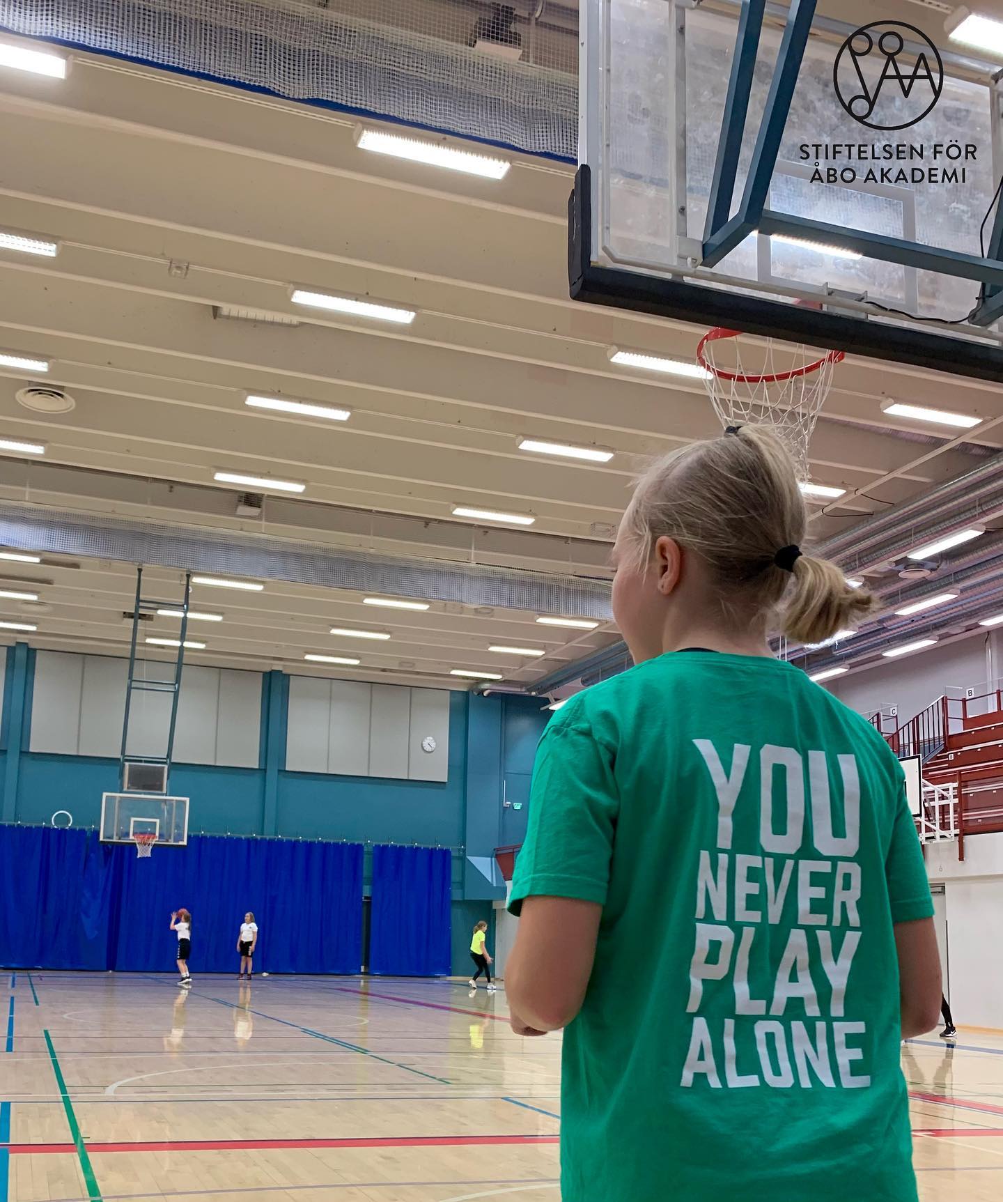 Tack @stiftelsenabo för att ni stöder vår verksamhet och samtidigt erbjuder möjligheten till en baskethobby åt barn vars familjer har ekonomiska svårigheter ♥️
Kiitos @stiftelsenabo, kun tuette meidän toimintaa ja mahdollistatte harrastuksen lapsille, joiden perheillä on taloudellisia vaikeuksia ♥️
#youneverplayalone 💚
