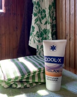 Muista kaiken ohjelman ohella rentoutua ja nauttia kesästä 🌻 

Relaksoiva yrttivoide ravitsee, kosteuttaa ja vahvistaa ihoa syvältä. Voide tukee lihasten normaalia terveyttä pitkäkestoisen seisomisen tai istumatyön jälkeen. Voide hemmottelee lämmittäen ja rentouttaen esim. väsyneitä jalkoja. 💛

Voiteessa vaikuttaa luonnon omat aktiiviaineet: siankärsämön ja greipin 100% eteeriset öljyt sekä capsicum- ja katajanmarjauutteet. 🌱

Kiitos @coolxtuotteet ♥️