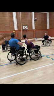 Viime viikolla oli pyörätuolikoris joukkue Tiikeereillä jälleen treenit. Tällä kertaa oltiin Paimiossa, kun Peltola oli suljettuna. 

Tervetuloa uudet kokeilijat mukaan. Seuraavat treenit jälleen Peltolan ammattikoulun salissa to 4.12. klo 19. Oma tuoli ei välttämättömyys. Laittakaa viestiä etukäteen, niin osataan varautua. 

hallitus@turunriennonkoripallo.fi
Tai Instagramissa @a.oivanen / @rientobasket