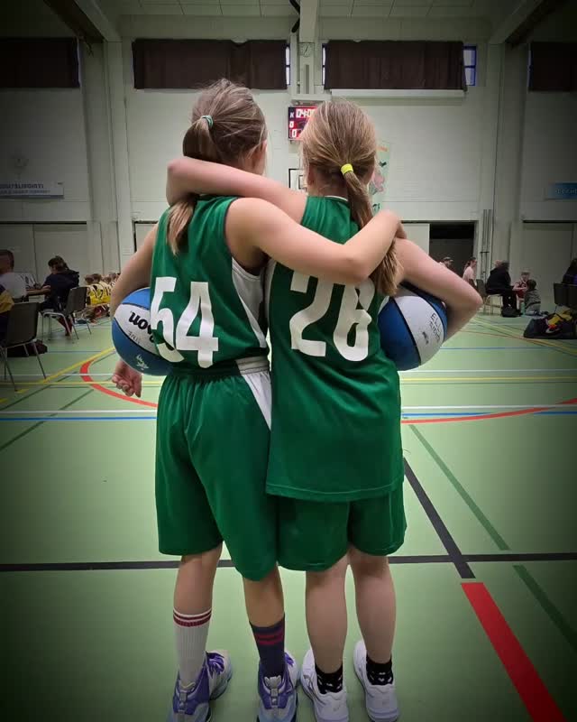 You never play alone💚 🏀 

Huikea kausi 2025-2026 paketissa! 🎉
Ja mikä kausi se olikaan, harrastajamäärä tuplaantui, reeneissä ja peleissä kentät täynnä hikisiä ja nauravia palloilijoita 🤩 

Iso kiitos kaikille kauden sankareille: pelaajille, valmentajille, vanhemmille ja muille kannustusjoukoille. Tästä on hyvä jatkaa💪 

Tervetuloa mukaan ensi kaudella, meillä on kivaa!

#korisperhe #tyttökoris #pikkusudet #turunriento #korisonkivaa

@basketballfinland